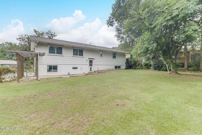 Building Photo - 15305 Northwood Dr