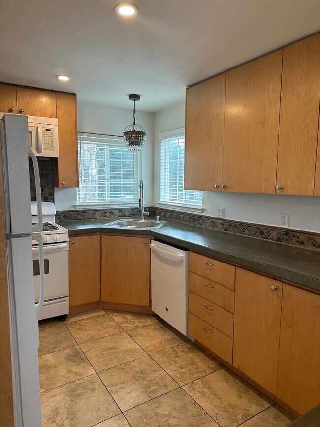 Spacious kitchen - 2501 Rosedale Ave