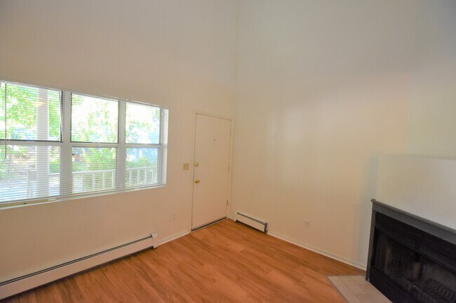 Building Photo - 955 Marine St