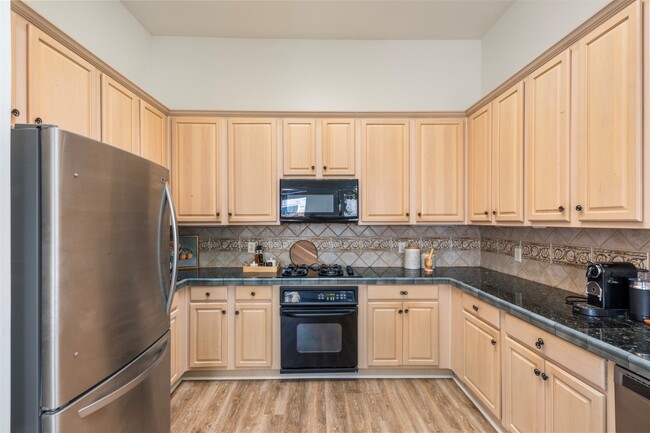 Building Photo - 9211 Memorial Hills Dr