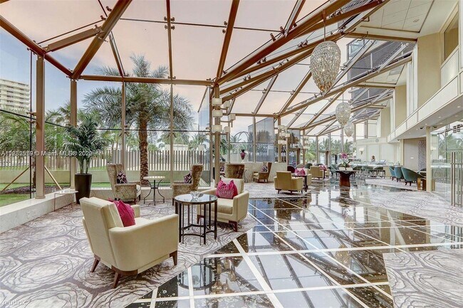 Building Photo - 3 br, 1.5 bath Condo - St. Regis