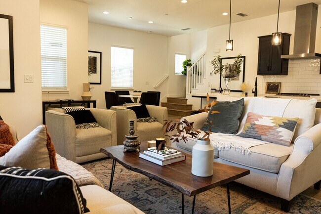 Foto del edificio - 3 bedroom | 2.5 bathroom | Crocker Village Single Family Home