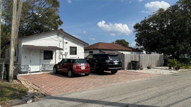 Building Photo - 443 Kern St
