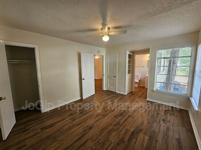 Foto del edificio - 6540 Hollis Ave