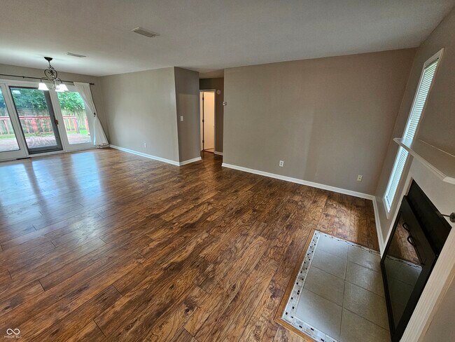 Foto del edificio - 945 Fox Hill Dr