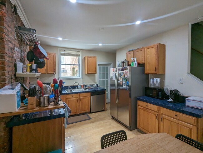 Building Photo - Renovated house center city near subway, U...