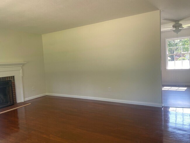 Foto del edificio - Fully updated brick ranch, fenced back yar...