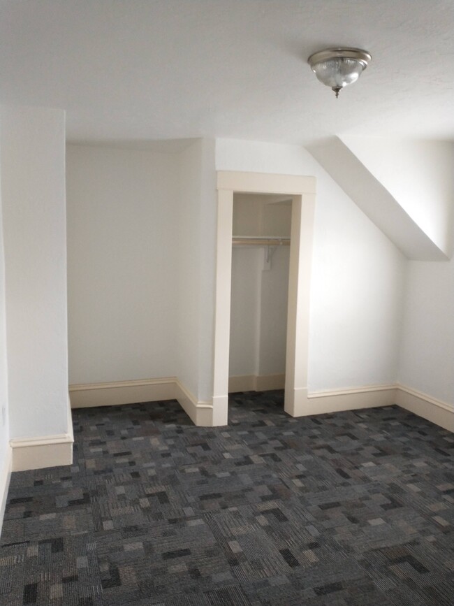 Building Photo - 302 Maple St