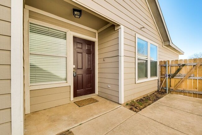 Building Photo - No Application Fees* $500 off 1st months r...