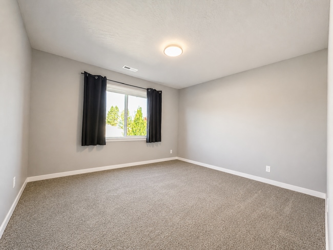 Building Photo - 1816 S Ridgetop Dr