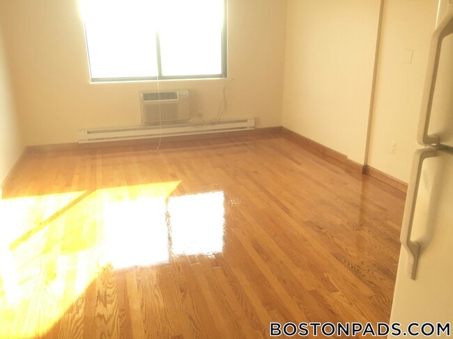 Foto del edificio - 1110 Commonwealth Ave