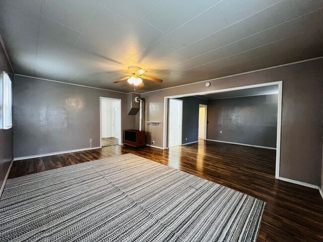 Foto del edificio - Non-Refundable & Security Deposit Total: $...