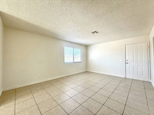 Foto del edificio - AVAILABLE NOW!! 3 Bedroom 2 Bathroom Upper Level Unit in Cathedral City!