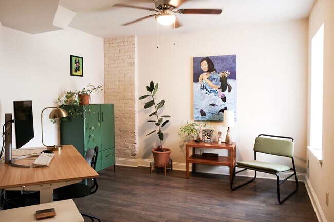 Building Photo - Apartment in Reservoir Hill! - off street ...