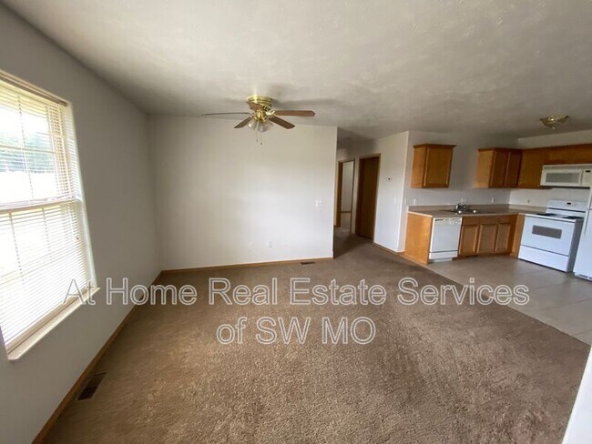 Building Photo - 1090 W Red Ln