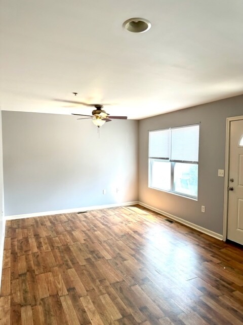 558 Broadway, Apt 4 - Liv Rm - 558 Broadway