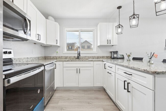 Foto del edificio - Beautifully Renovated 3-Bedroom Home in Hampton – Move-In Ready!