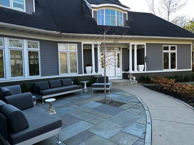 Building Photo - 5760 Oakview Ln N