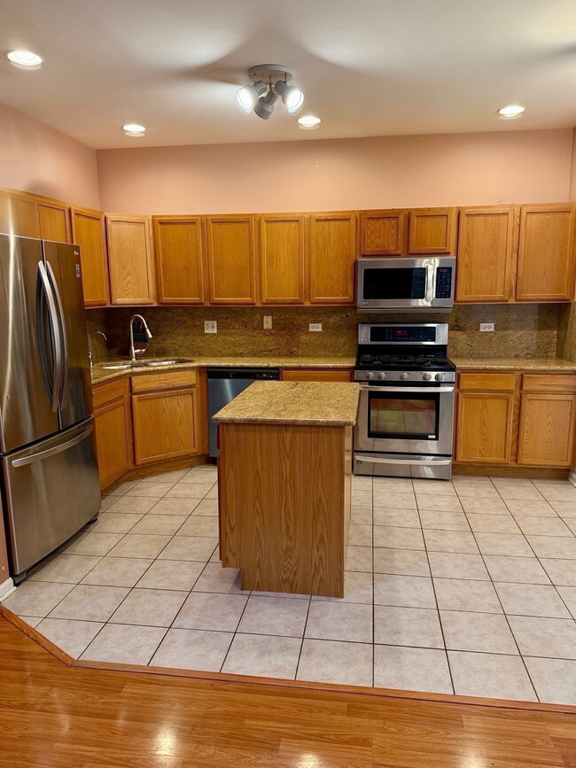 Foto del edificio - 600 Creekside Cir