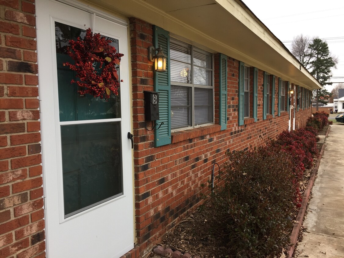Primary Photo - Ground level apartment minutes from UNCG