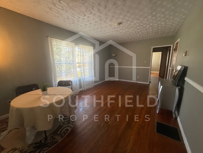 Building Photo - 5881 Elm St