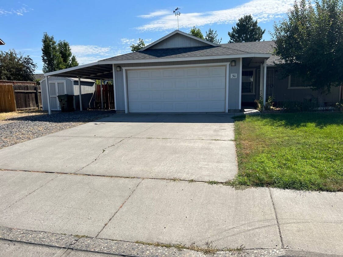 Primary Photo - 3 bed 2 bath Home with Huge Backyard!