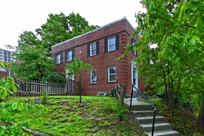 Blocks to Crystal City Metro and just minutes to Washington, D.C. via the 14th Street Bridge - Blocks to Crystal City Metro and just minutes to Washington, D.C. via the 14th Street Bridge Townhome