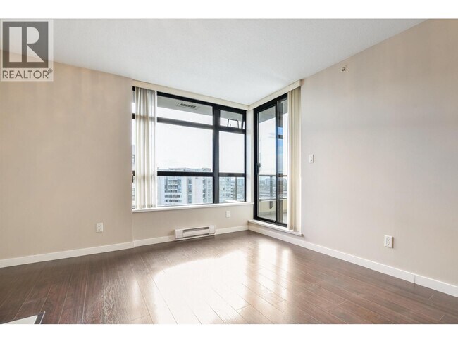 Photo du bâtiment - 8120 Lansdowne Rd