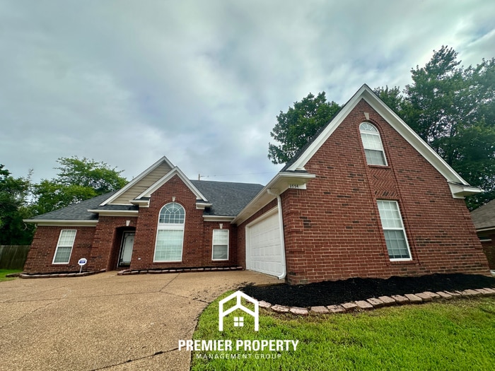 Spacious 4BR/2BA Memphis Rental with 2-Car Garage, High Ceilings & Fireplace - Spacious 4BR/2BA Memphis Rental with 2-Car Garage, High Ceilings & Fireplace