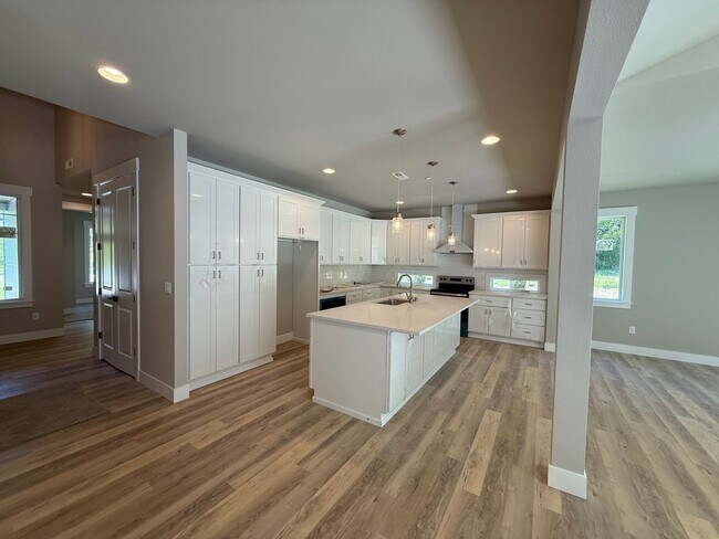 Building Photo - Spacious home in Bremerton.  Apply today t...