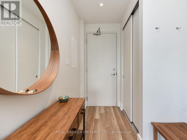 Photo du bâtiment - 100 Champagne Ave S