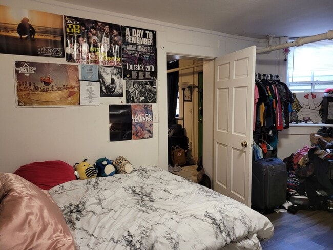 Interior Photo - 1210-12 Van Buren