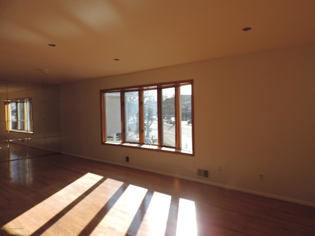 Building Photo - 1205 Rockland Ave