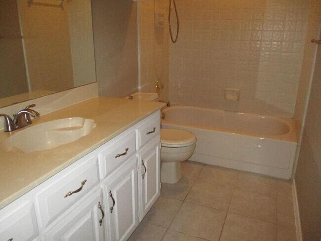 Building Photo - 4611 Oak Club Dr