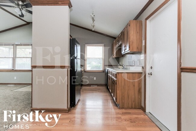 Building Photo - 2102 E Edgewood Ave