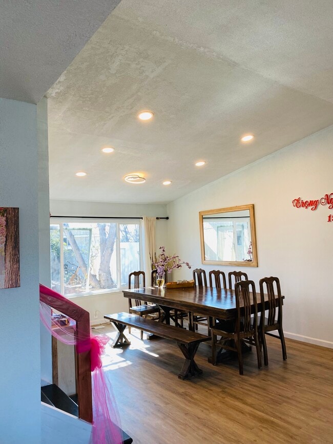 Building Photo - 2506 Cabrillo Dr