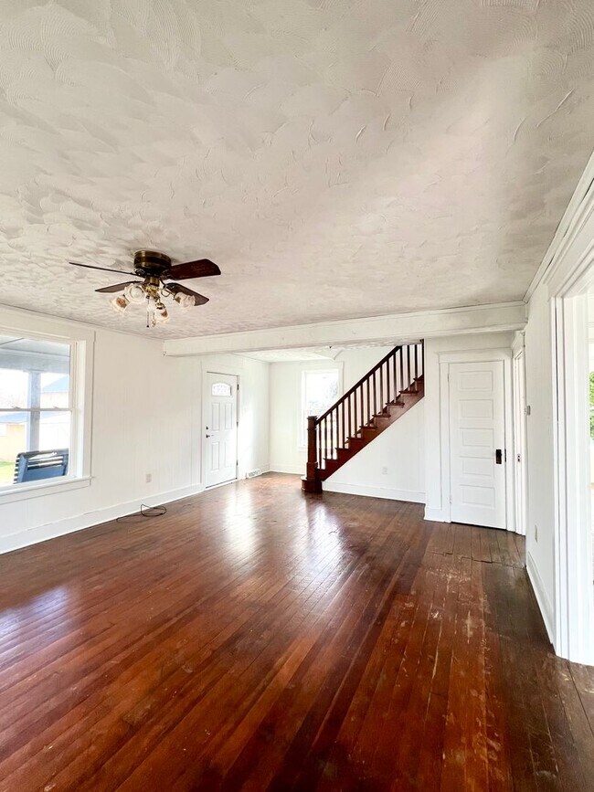 Building Photo - Spacious 3BR Home with Large Yard, Private Driveway & Storage