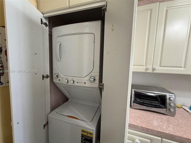 Foto del edificio - 100 Lincoln Rd