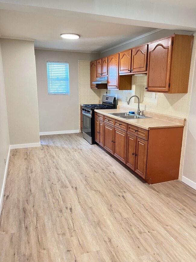 Building Photo - Charming 2 bedroom home, garage parking!