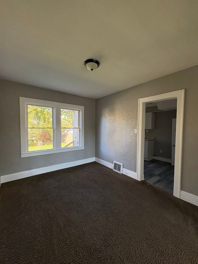 Building Photo - Three bedroom one bathroom townhouse for rent