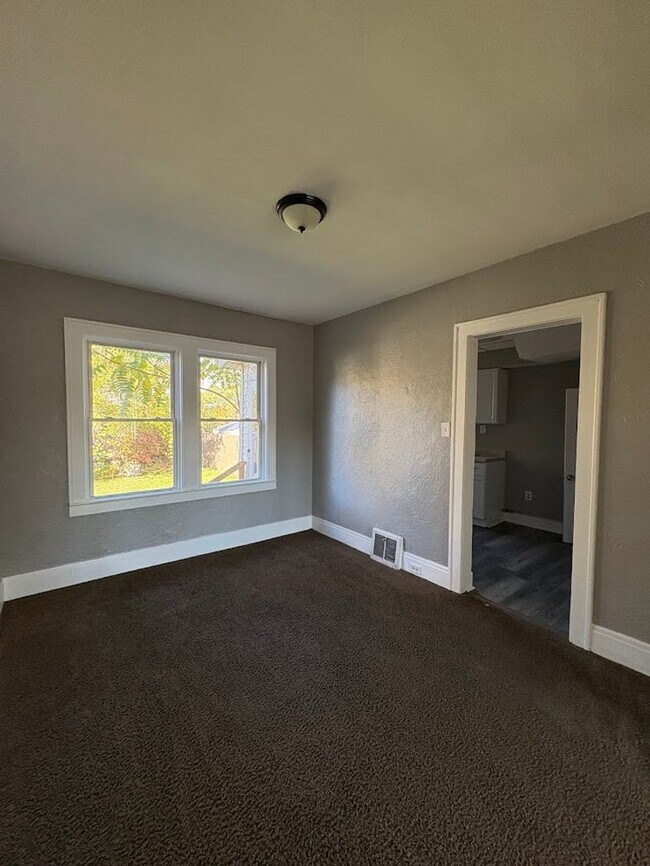 Foto del edificio - Three bedroom one bathroom townhouse for rent