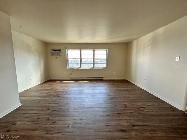 Foto del edificio - 407 Colonial Dr