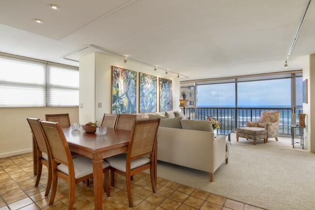Comfortable dining for six - 3056 Kalakaua Ave