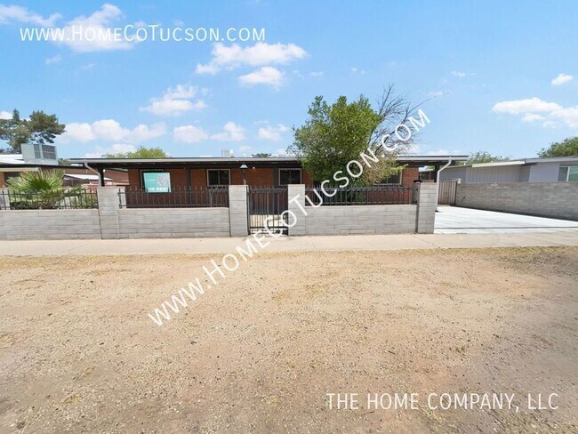 Foto del edificio - Charming 1970's Brick Home with Modern Upg...