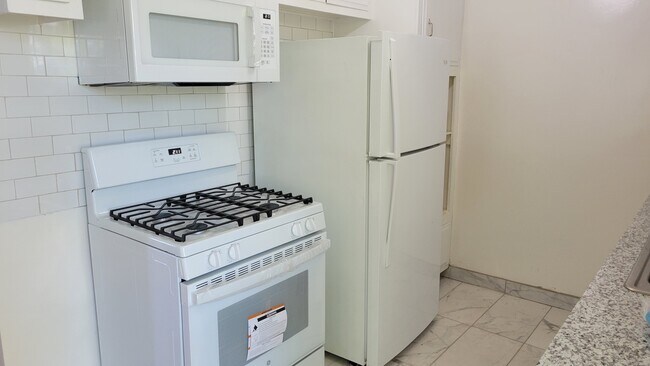 Foto del edificio - 633 N Sweetzer Ave