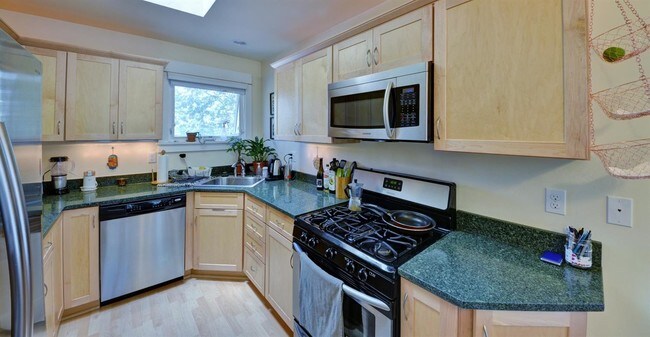 Foto del edificio - 689 Siskiyou Blvd