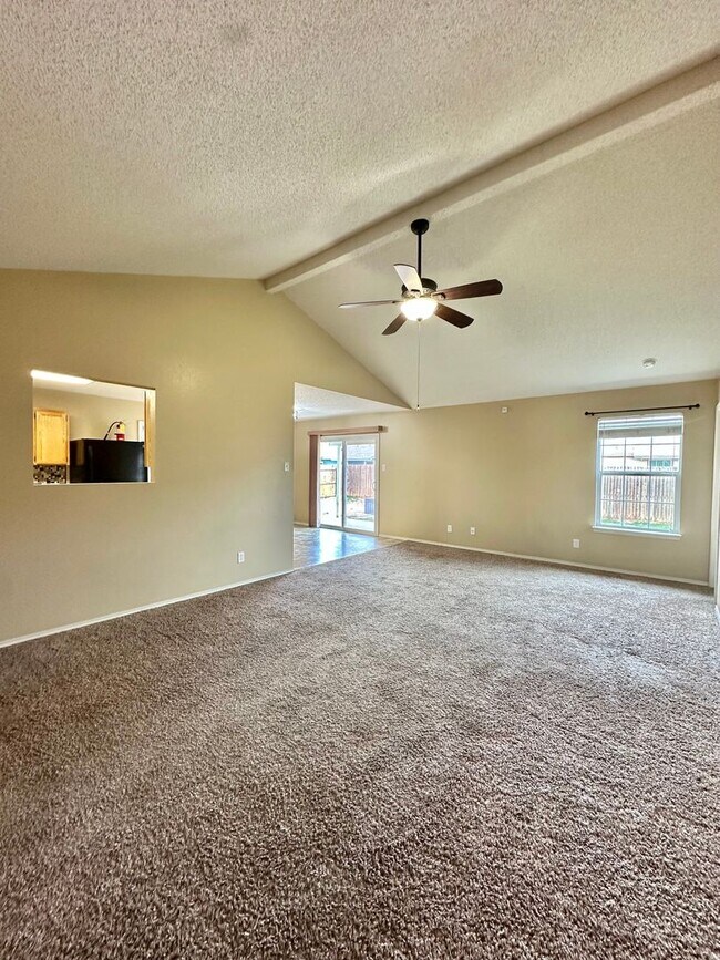 Foto del edificio - COMING MARCH 2026- 4-Bedroom Home in Paulann w/ Solar Panels!