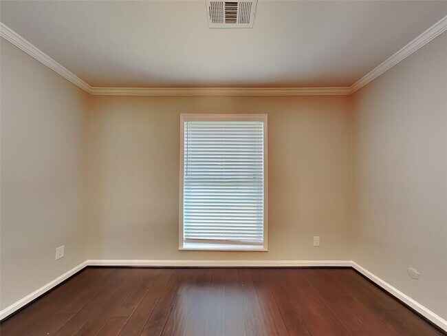 Foto del edificio - 8127 Twin Hills Dr
