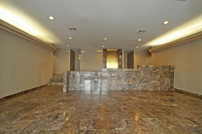 Lobby with elevator - 195 Wellington Ct