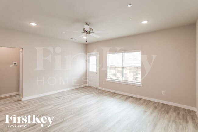 Foto del edificio - 319 Niki Dr